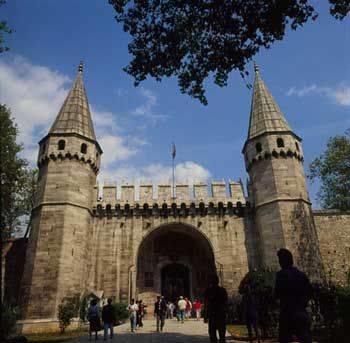 1470'de Arboz'u ald. Uzun Hasan' Otlukbeli savanda kesinlikle yendi. Zafer kranesi olarak krk bin esiri salvererek, hrriyetlerine kavuturdu.