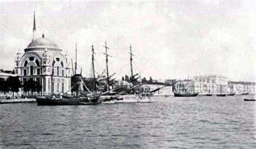 Osmanl sofralarnda su yerine erbet ve hoaf iilirdi.Saray mutfaklarnda sradan halkn tkettii bulgur yerine pirin, bal- pekmez yerine eker, esmer ekmek ve yufka yerine beyaz mayal ekmek eitleri tketilirdi. Koyun ve kuzu eti tercih edilirdi.