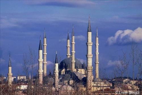 Kesin kantlar bulamasa da 20 yllk bir sre ierisinde defalarca inceledii bu ok eski ocuk defterinin Fatih Sultan Mehmet?in ocukluk yllarna ait olduu konusunda kanaat sahibi olur