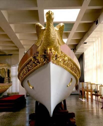 Yemeini yalnz yiyen Fatih Sultan Mehmet en ok karides, tavuk ve balk severdi.Fatih Sultan Mehmed iin pien yemeklerde en ok yumurta kullanlrd.