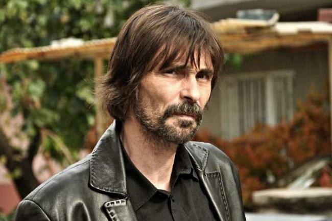 Getiimiz gnlerde aklanan ve ses getiren yapmlar arasnda 'Ad Efsane' var. Erdal Beikiolu'nun basket kou olaca dizide, rol arkadalar Rojda Demirer, Gke Bahadr olacak.