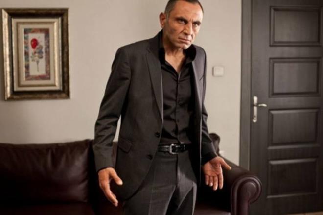 Atv'de ekranlara gelmesi planlanan dizinin barollerini Grkan Uygun ve Kerem Bursin'in paylamas bekleniyor. Dizinin ynetmeni ise Poyraz Karayel'in ynetmeni ar Vila Lostural olacak.  <p>  Dizinin konusu ise u ekilde; Ali daha 4 yandayken babas bildii Metin tarafndan annesi silah ile ldrlm ve Ali grd bu an hibir zaman unutmamtr. Annesi lmeden nce olunu bir kaya saklam ve onunda lmesine engel olmutur.