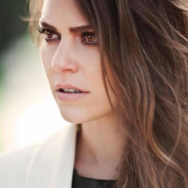 Asl Enver  <br>  Hali niversitesi Tiyatro blmnden mezun olmutur.