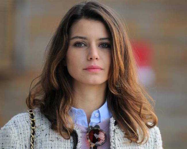 Beren Saat  <br>  Bakent niversitesi'nde iletme okumutur.