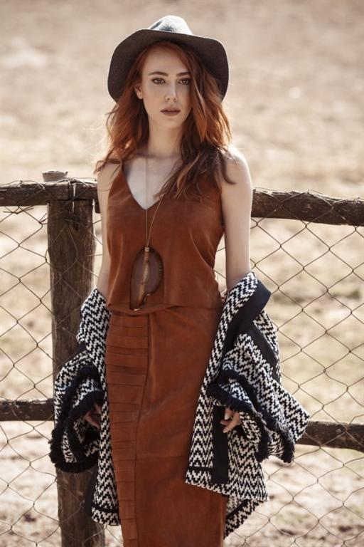 Elin Sangu<br>    Yeditepe niversitesi ve Mersin niversitesi Opera Blmnden mezun olmutur.