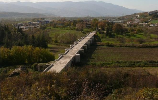 Tarihi kprnn ayaklarnn sivri ular ise kuzeye doru bakyor. Kpr, kuzeyden gelen bir akarsuyu karlayacak ekilde yaplm ancak byle bir akarsu gnmzde bulunmad gibi, gemite var olduuna dair bir belirti de yok.