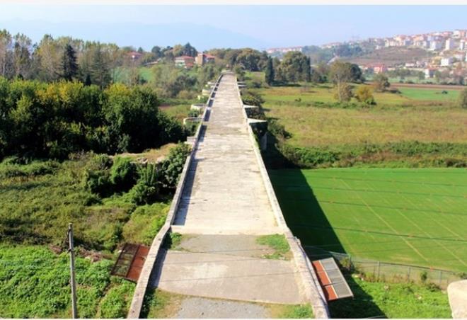 Sakarya niversitesi Sanat Tarihi Blm retim Grevlisi Yrd. Do. Dr. Tlin oruhlu, &#8220;Kprnn geni havzasna baktmzda gerekten buradan bir nehrin getiini dnyoruz. Ancak yle bir sorun var, Sakarya Nehri&#8217;nden baka byle byk bir nehir yok.