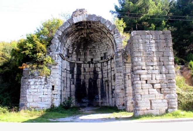 Bin 500 yldr ayakta kalmay baaran kprnn ne iin yaptrld sorusu, 429 metre uzunluundaki kprnn altndan geen her hangi bir akarsu bulunmamas sebebiyle bir trl cevap bulamyor.