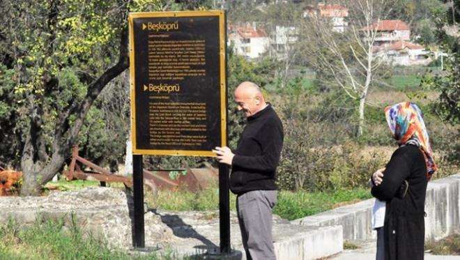 429 metre uzunluunda, 9,85 metre geniliinde ve 12 kemer gznden oluan, Bekpr olarak da bilinen tarihi kpr, Marmara depreminde baz kemer ayaklarnda atlaklar olumasna ramen btn ihtiamyla zamana direnmeye alyor.