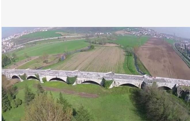 En yakn ihtimal, 4 kilometre uzaktaki Sakarya Nehri&#8217;nin bir zamanlar buradan akt ve aradan geen asrlar iinde yatak deitirdii olsa da, uzmanlar bu ihtimalin de mmkn olmadn sylyor. Sebebi ise kpr ile nehir arasndaki yn fark. Sakarya Nehri gneyden kuzeye akyor.