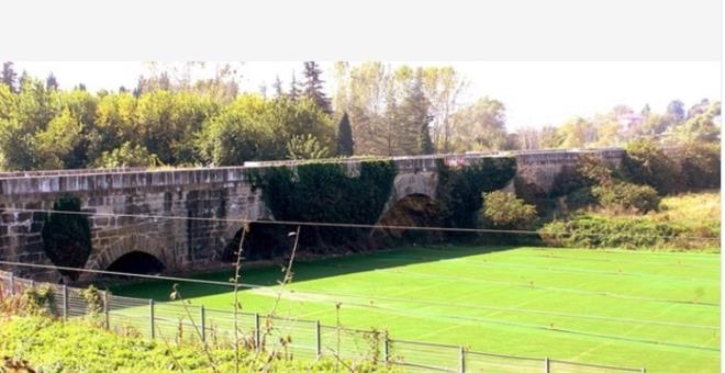 "Sakarya Nehri de malum kprnn tam dou ksmndan biraz daha uzaktan geiyor. Nehir yata deimesi sz konusu olabilir mi diye dndmzde de, normalde Sakarya Nehri gneyden gelip kuzeye doru akmakta. Kprnn mimari emasna baktmzda, kprnn altndan geen suyun kuzeyden gelip gneye gidiyor olmas gerekiyor. Kpr topuklar ve sel yaranlarnn yn bunu gsteriyor&#8221; dedi.