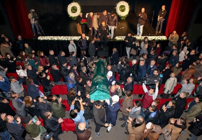 Dostlar Ylmaz Erdoan, Cem Ylmaz, Ozan Gven, Can Ylmaz ve Ahmet Mmtaz Taylan tren alannda hazr bulundu.