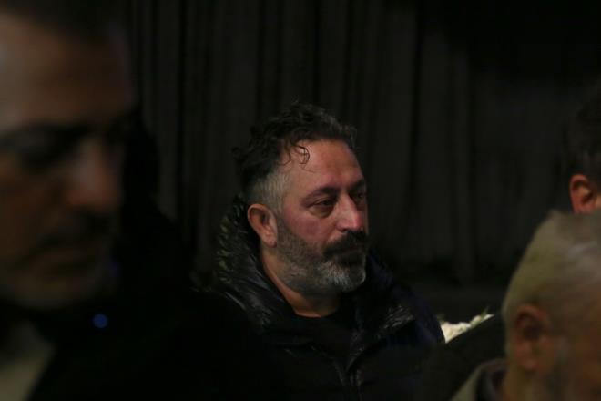 CEM YILMAZ'IN GZYALARI    Trene katlan nl sanatnn dostlar Cem Ylmaz, Ozan Gven zaman zaman gzyalarn tutamad.