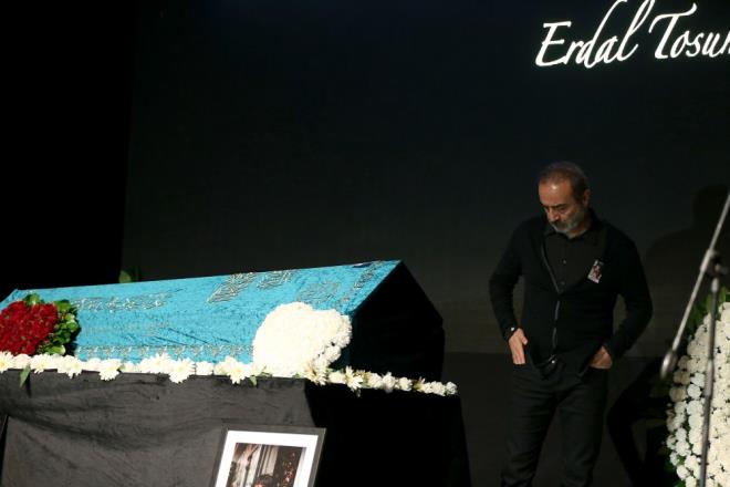 "Grdal'n Erdal'n ok yakn dostuydum. Bu kanlmaz bir ey. Hepimiz bir sre buralarda oyalanp gideceiz...Bir komedyenin hayata att imza sebep olduu kahkahalar bence...Erdal iimizi ok zorlatrd."