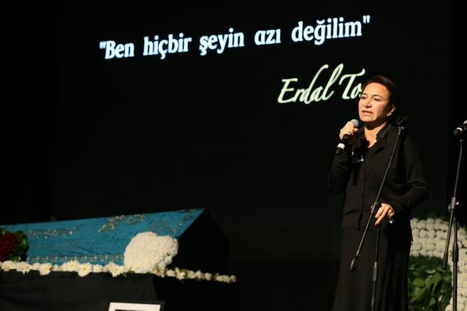 EYVAH NECDET'N ZLAYHASI DA ORADAYDI    'Bir Demet Tiyatro'da Eyvah Necdet'in Zleyha's olan Demet Akba da yakn dostuna son grev iin BKM'deydi.