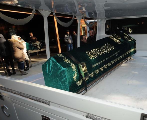 Erdal Tosun'a hznl veda... Saryer&#8217;de meydana gelen trafik kazasnda hayatn kaybeden sanat Erdal Tosun&#8217;un cenazesi Zincirlikuyu Gasilhanesi&#8217;nden alnarak Beikta Kltr Merkezi (BKM)&#8217;ne gtrld.