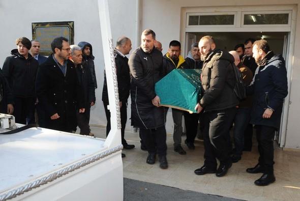 Cenazeye Beikta Belediyesi&#8217;ne ait bir zabta motoru elik etti.