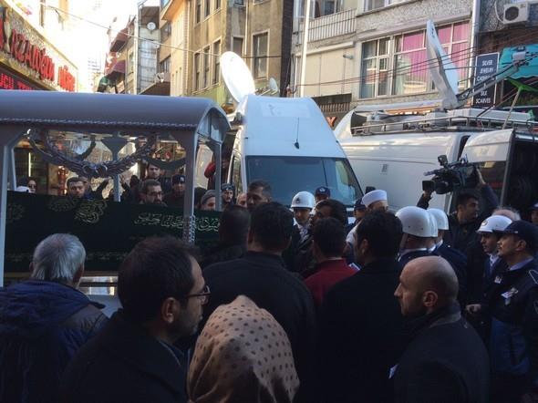 Cenazesi eski ei lknur Tosun, Olgun imek ve arkadalar tarafndan alnan Erdal Tosun iin bugn ilk tren BKM&#8217;de tren dzenleniyor.