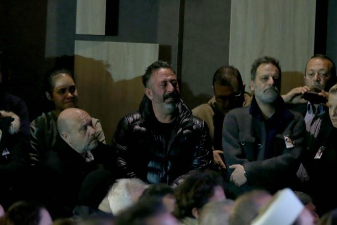 BKM'deki trene Ozan Gven ile birlikte gelen Cem Ylmaz tren boyunca gzyalarna hakim olamad ve dostunun sahne ortasndaki tabutuna uzun uzun bakarak alad.