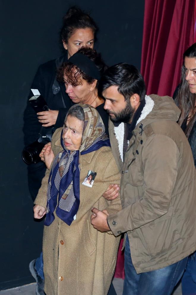 ANNES DE KATILDI    Daha nce eini ve olunu da ahirete uurlayan acl annesi de trene katld. Ayakta durmakta glk eken Erdal Tosun'un annesi son grev iin oradayd.