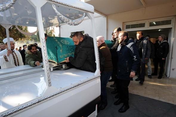 Tiyatro, sinema ve dizi oyuncusu Erdal Tosun'a veda. Dn sabah erken saatlerde diyalize girmek zere evinden kan ve Saryer'de meydana gelen feci trafik kazasnda yaamn yitiren oyuncu Erdal Tosun bugn son yolculuuna uurlanyor.