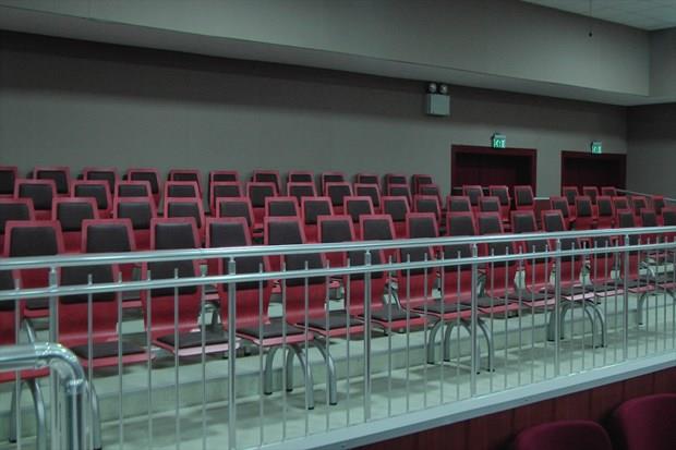 Kk duruma salonu ise 146 tutuklu, 136 avukat, 96 izleyici alabiliyor. Binann bodrum katnda ayrca erkek ve kadn tutuklu bekleme odas ve jandarma bekleme odas bulunuyor.