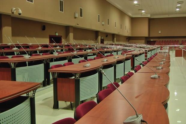 Binada, duruma salonlar, nezarethane, basn odas, kafeterya, baro odas, mzakere odalar, hakim-savc odalar ve yemekhane yer alyor. Kk duruma salonunun da yer ald binadaki byk salon, 420 tutuklu, 580 avukat, 227 izleyici, 30 basn mensubu kapasiteli olarak yapld.