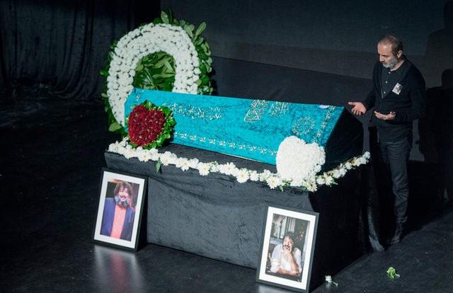 Bir bakasnn benim iin bak altna yatmasn istemiyorum&#8221; diyerek adn kadavra donr beklemelistesine yazdran sanat Erdal Tosun&#8217;un bir dnem doktorluunu yapan nefrolog Aydn Trkmen, &#8220;Diyalizle yaayan biriydi. Bunun en nemli nedeni de Trkiye&#8217;de hl kadavra donr balarnn ok yetersiz olmas&#8221; dedi. ZNUR KARSLI/GAZETE HABERTRK