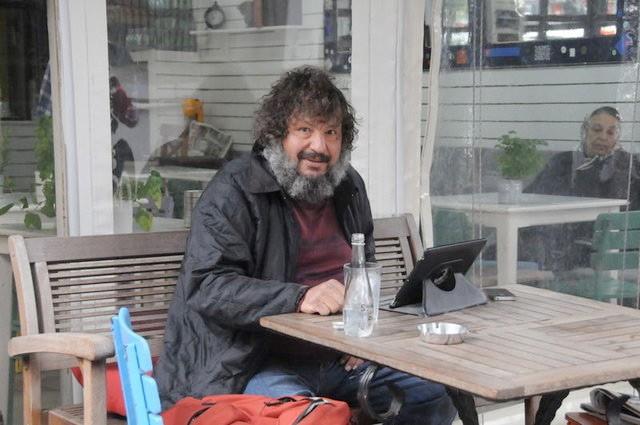 Tosun iin ilk tren, &#8216;Bir Demet Tiyatro&#8217;da &#8216;Eyvah Necdet&#8217; olarak unutulmaz karaktere imza att Beikta Kltr Merkezi&#8217;nde (BKM) yapld.