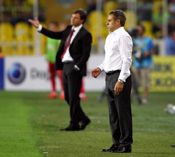 Yeni transferleriyle sezona bomba gibi balamas beklenen Fenerbahe'de istenilen oyun sahaya yansmaynca sar lacivertli taraftar isyan etti