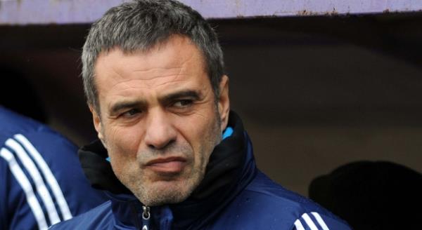 Dun antrenmanda Ersun Yanal Salih'le konustu.Yanagini skt sarildi.'Selcuk abin kusmesin oynasin tamam mi?' demis olabilir bence Fenerbahe bu mata puan kaybederse, Ersun Yanal devrik lider olur.