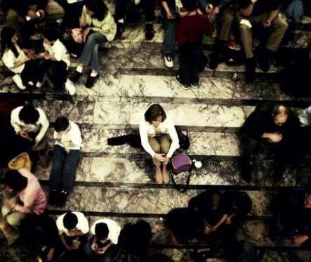 Zekilerde durum tam tersi Kalabalklarn insanlarn kendilerini mutlu hissetmesinde zekilerin aksine, IQ'su dk olanlarda etkisi daha byk.