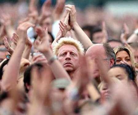 Zekilerde durum tam tersi Dier bir deyile, sosyal ilikiler arttka zeki insanlarn mutluluu azalyor. Mutluluk aratrmacs Carol Graham , bunun nedenini u ekilde aklyor: