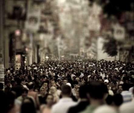 Kalabalk yerler mutsuz ediyor Sonular psikoloji dergisi British Journal of Psychology de yaymlanan aratrma iki nemli bulguyu ortaya koydu. Nfus younluu az olan yerlerde yaayan insanlar, kalabalk yerlerde yaayanlara oranla daha mutlu.