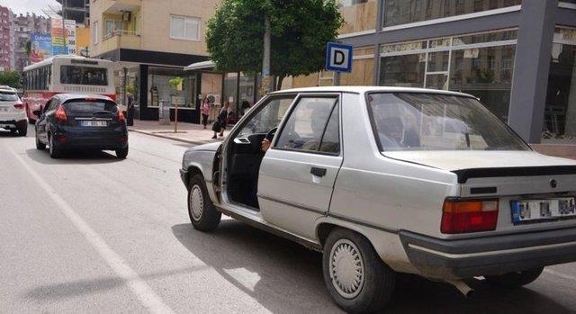 Otomobilinin kaps olmadan uzun sre yolculuk yapan src, grntlediini fark edince ara sokaklara girerek gzden kayboldu.