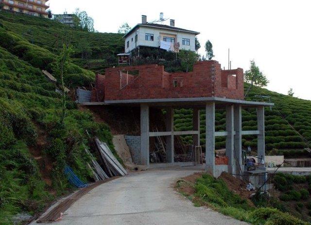 Baka yerlerde arazisinin olduunu ancak kylerine gelen yola yakn olmad iin byle bir eyi yaptn aklayan Demir "uandaki evim kymze gelen yoldan 70 metre aada. K aylarnda yola kmak ok zor oluyor. Onun iin yol kenarna yakn bir ev yapmay tercih ettim. Getiimiz k aynda ana yola kmak iin 6 saat mcadele verdim. Yol ierisinde inaata baladk, buradan kymze gelen geen ile grp konuacaz'' dedi.