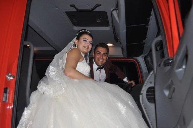 TFAYE ARACINI GELN ARABASI YAPTI!    Manisa&#8217;nn Turgutlu ilesinde itfaiye eri olarak grev yapan 28 yandaki Murat Ylmaz, dnnde itfaiye aracn, gelin arabas yapt.