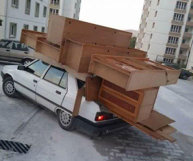 SOSYAL MEDYAYI SALLAYAN PAYLAIM!    Bilecik'te bir vatanda eyalarn, yeni ald evine kendi otomobiliyle tad. Otomobili grenler gzlerine inanamad. Evini tayan vatanda ise bu fotoraf sosyal medyada 'Trk'e imkansz de sonra otur seyret' notuyla paylat