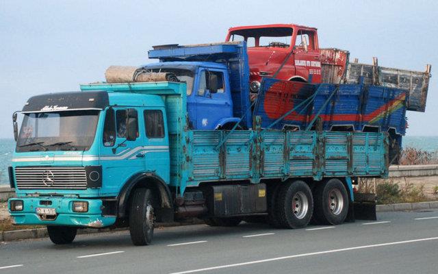 Kamyon stnde tanan iki kamyon karayolunda ilgin bir grnt oluturdu