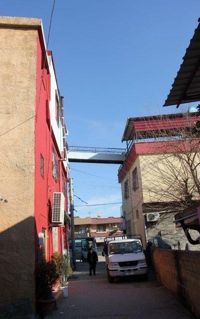 Necmettin Afin'in aklna evden eve st geit yapmak fikri geldi. Hemen ustalarla gren baba Afin, fikrini hayata geirmeye balad. Afin 3 bin lira harcayarak evden eve st geit yaptrd. imdi Afin ailesi fertleri ok daha rahat bir ekilde birbirlerine gidip gelebiliyorlar.