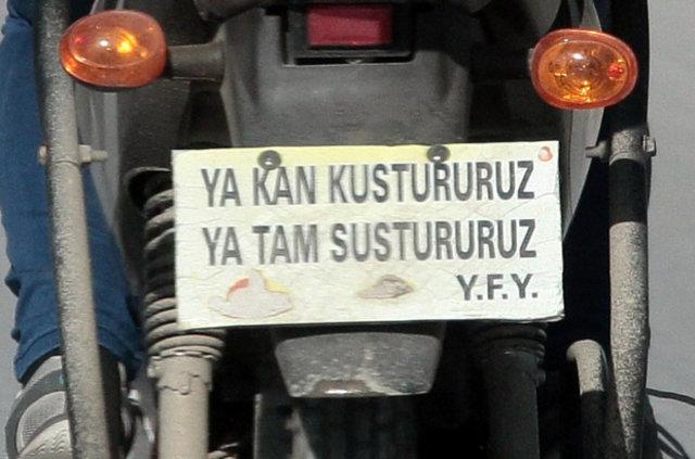 Adana'da bir kadn srcnn elektrikli bisikletinin plaka yerine "Ya kan kustururuz, ya tam sustururuz" szn asmas vatandalarn dikkatini ekti.