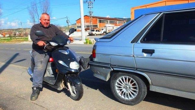 BU ANCAK TRKYE'DE OLUR!    Motosikletinin direksiyon bana geen Krba, yolda kalan aralar ayayla iterek akaryakt istasyonuna kadar gtryor.