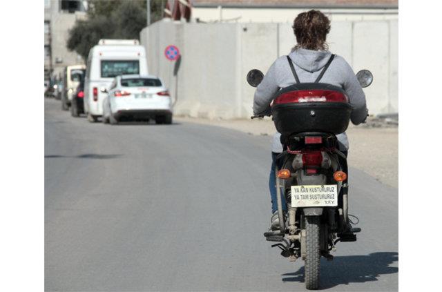 Plakasz ve ehliyetsiz srcler Adana sokaklarnda kol geziyor. Bir kadn srcnn ise plaka yerine "Ya kan kustururuz, ya tam sustururuz" yazsn ast grld.