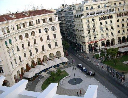 Yunanistan   Ortalama ya: 42,6   80 ya ve zeri nfus: %5,2