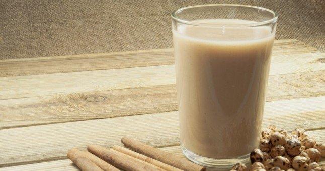 Boza Cilt ve Sa Saln Korur:    Bozann ierdii B12 vitamini ve dier mineraller cilt sal ve sa sal iin faydaldr. zelikle kuru ciltlerin dolayl olarak nemlenmesini salar ve cildi yumuatc zellii vardr. Kuru ciltlerde meydana gelen dklmeleri engelleyebilir. Cilde salkl bir grn katar.