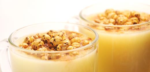 Boza Anne St in Faydaldr:  <br>  Bozann en bilinen faydalar arasnda anne stn arttrd yer almaktadr. Bununla birlikte ierisinde ki zengin vitamin ve minerallerin anne st ile birlikte bebee getii de gz ard edilemez. Grip ve bunun gibi enfeksiyon hastalklarnn nlenmesi ya da nekahet dnemlerinin hzl atlatlmasn salamas bozann faydalar arasndadr.  Ayrca ocuun salkl bir kemik yapsnn olumas iin gerekli vitamin ve mineralleri iermektedir. Annenin kemik salnn korunmasna da yardmc olur.