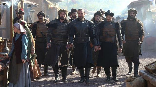 43. Pantene Altn Kelebek dllerinde en ok izlenen ve en ok beenilen dizi olan Dirili Erturul "Yln Dizisi" olarak seildi. Sadece aramba gnlerinin deil ayn en ok izlenen dizisi olan Dirili Erturul'a ise byk saygszlk yapld. Dier kategorilerde dl kazanan programlar sahneye kartp alklatan Altn Kelebek organizatrleri, TRT'nin yapmna sansr uygulad. Gecenin sunucusu Okan Baylgen ise halkn oylaryla birinci seilen Dirili Erturul dizisi ile dalga geen bir konuma yapt. TRT World iin dzenlenen tantm gecesinde konuma yapan Cumhurbakan Erdoan, Dirili Erturul'a dl gecesinde yaplan saygszla deindi, Okan Baylgen'e tepki gsterdi. "Bu millet sizi barnza basm, onlar bassa ne yazar, basmasa ne yazar. Asl dl bu" ifadelerini kulland. Erdoan, Okan Baylgen'in saygszca ve lakayt tavrna da tepki gsterdi.