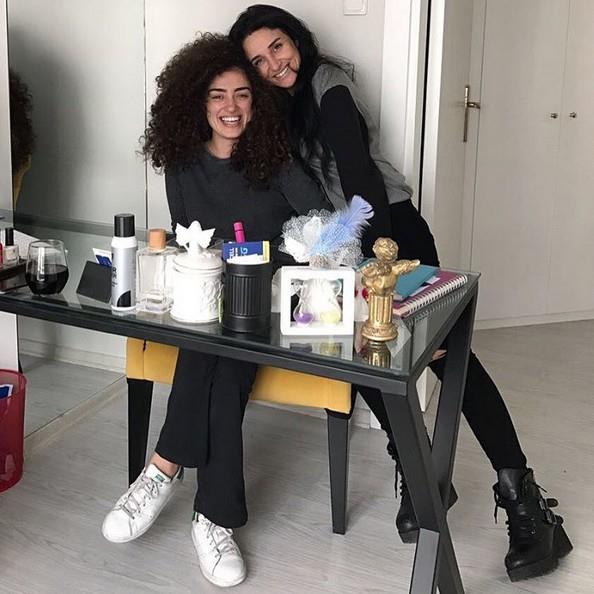 "Y GNDE KT GNDE..."    Levent Drter de diz kerek bu kez "Akm benimle evlenir misin? Akm iyi gnde, kt gnde, senin enenle, senin sorunlarnla, beraber sorunlarmzla var msn yola kmaya?" diye sordu.