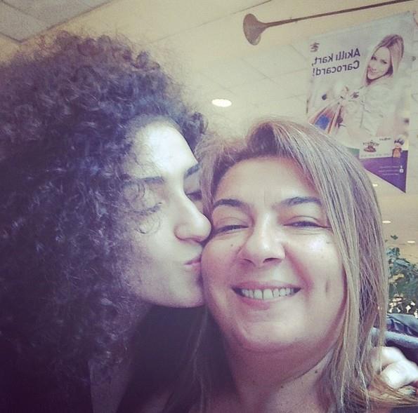 DLAN ITAK'IN BABA BLD ADAM  Il tak'n evlendii kiinin ismi Dilan'n soyadn tad Cem tak'd... Dilan baba olarak hep onu bildi. 2007 ylnda len Cem tak'n resmini instagram hesabndan her yl paylaan Dilan duygu dolu satrlar dkyor.