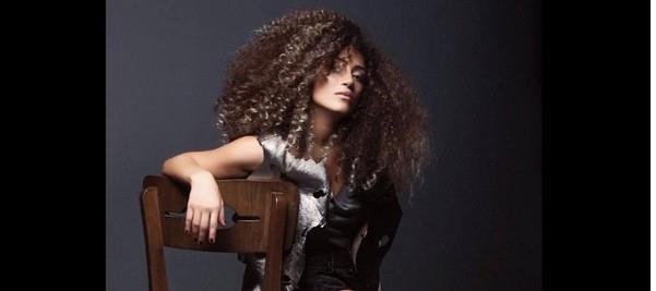 Dilan tak alklar eliinde "Varm" diyerek bu teklifi kabul etti.